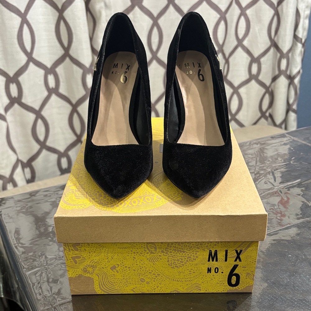 Mix No. 6 Black Pointed-Toe Suede Pumps